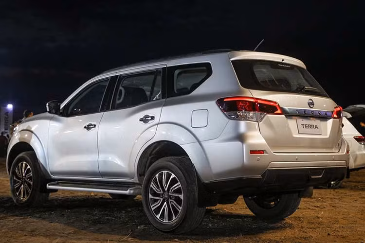 Các tính năng an toàn nổi bật bao gồm 6 túi khí, cảnh báo chệch làn đường, cảnh báo điểm mù, quan sát toàn cảnh thông minh với tính năng phát hiện vật thể chuyển động và gương chiếu hậu thông minh... Mức giá xe nằm khoảng giữa nếu so với các đối thủ. Trong đó, Ford Everest có giá cao nhất (giá từ 1,1 – 1,4 tỷ đồng), Toyota Fortuner (có giá từ 1 – 1.36 tỷ đồng), Mitsubishi Pajero Sport (có giá từ 1 – 1.25 tỷ đồng).