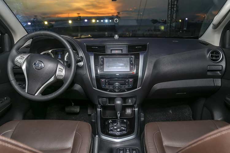 Thiết kế ngoại thất của Terra mang nhiều nét đặc trưng của Nissan với ngôn ngữ V-Motion. Cửa sổ thứ 3 có kích thước lớn, cho cảm giác không gian ở hàng ghế sau cùng sẽ rộng rãi. Nội thất của những phiên bản cao của Terra nhìn chung là ổn. Không gian bên trong xe thoải mái và đủ rộng.