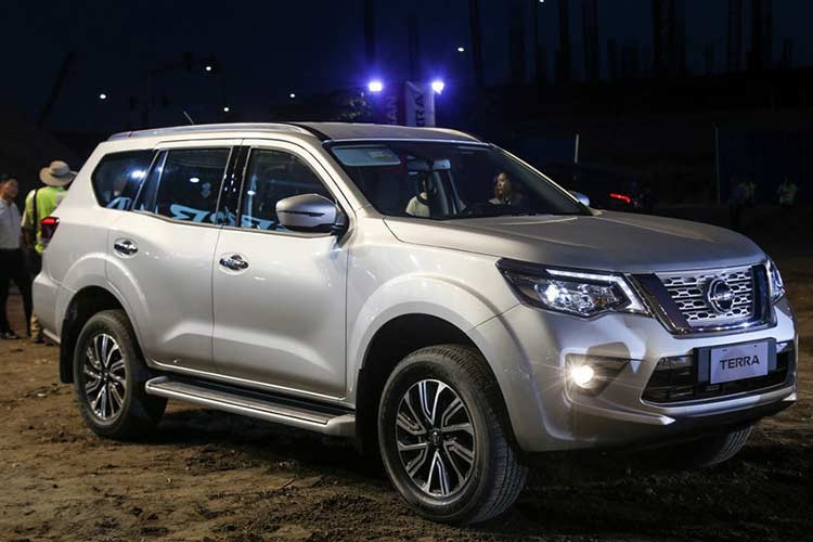 Nếu giá bán Nissan Terra chính thức từ 980 triệu đồng cho phiên bản thấp nhất, nó sẽ cao hơn Hyundai Santa Fe (có giá từ 898 triệu – 1 tỷ đồng), Isuzu mu-X (có giá từ 899 – 960 triệu đồng), Chevrolet Trailblazer (có giá từ 859-1.03 tỷ đồng) và Kia Sorento (có giá từ 799 – 949 triệu đồng).