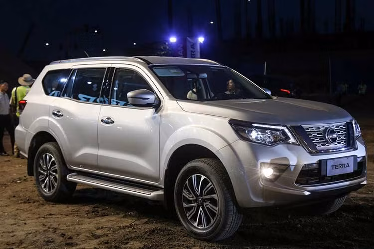 Nếu giá bán Nissan Terra chính thức từ 980 triệu đồng cho phiên bản thấp nhất, nó sẽ cao hơn Hyundai Santa Fe (có giá từ 898 triệu – 1 tỷ đồng), Isuzu mu-X (có giá từ 899 – 960 triệu đồng), Chevrolet Trailblazer (có giá từ 859-1.03 tỷ đồng) và Kia Sorento (có giá từ 799 – 949 triệu đồng).