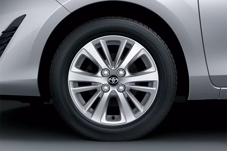 Phía sau đuôi xe ngoài cản sau và cánh gió lớn được trang bị, các chi tiết khác như đèn chiếu sáng phía sau mở rộng, gạt mưa kính sau, logo... không thay đổi nhiều so với phiên bản thường đang được bán ra. Bộ mâm đa chấu 16 inch giúp tăng thêm tính thể thao cho chiếc xe cõ nhỏ này.