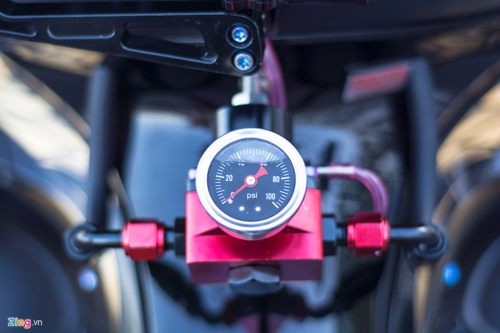 Bộ phận độc đáo nhất của xe chính là bộ điều áp FI dành riêng cho các xe sử dụng hệ thống phun xăng điện tử. Bộ phận này dùng để kiểm tra áp suất bơm xăng vào buồng đốt, qua đó chúng ta có thể điều chỉnh áp suất cho phù hợp.