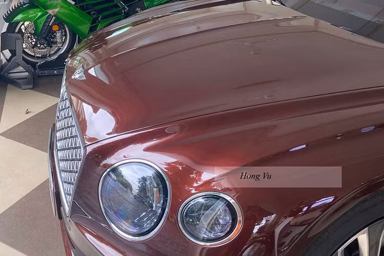 Điều khiến mọi người choáng chính là ngoại thất chiếc xe Bentley Continental GT V8 Mulliner tại Thái Nguyên không chỉ gây ấn tượng với màu sơn đỏ rượu mà còn ở biển số 20A-567.89 hay còn được giới luận biển gọi là sảnh rồng, hoặc trùm cuối của các loại biển sảnh.