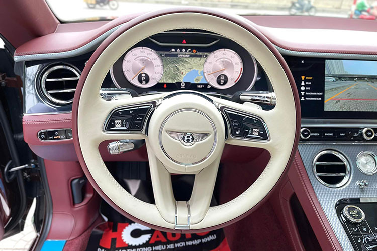 Bước vào bên trong nội thất chiếc xe siêu sang Bentley Continental GT V8 Mulliner thế hệ mới biển sảnh rồng 56789 của doanh nhân Thái Nguyên sẽ thấy ghế ngồi được bọc da cao cấp với 2 tông màu là đỏ và kem cùng logo Mulliner thêu trên tựa đầu ghế, toàn bộ trần xe bọc da lộn màu đỏ. 