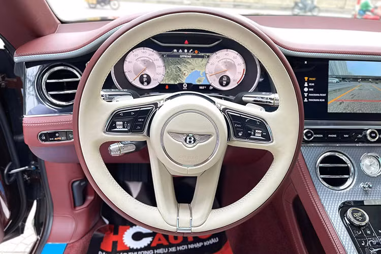 Bước vào bên trong nội thất chiếc xe siêu sang Bentley Continental GT V8 Mulliner thế hệ mới biển sảnh rồng 56789 của doanh nhân Thái Nguyên sẽ thấy ghế ngồi được bọc da cao cấp với 2 tông màu là đỏ và kem cùng logo Mulliner thêu trên tựa đầu ghế, toàn bộ trần xe bọc da lộn màu đỏ. 