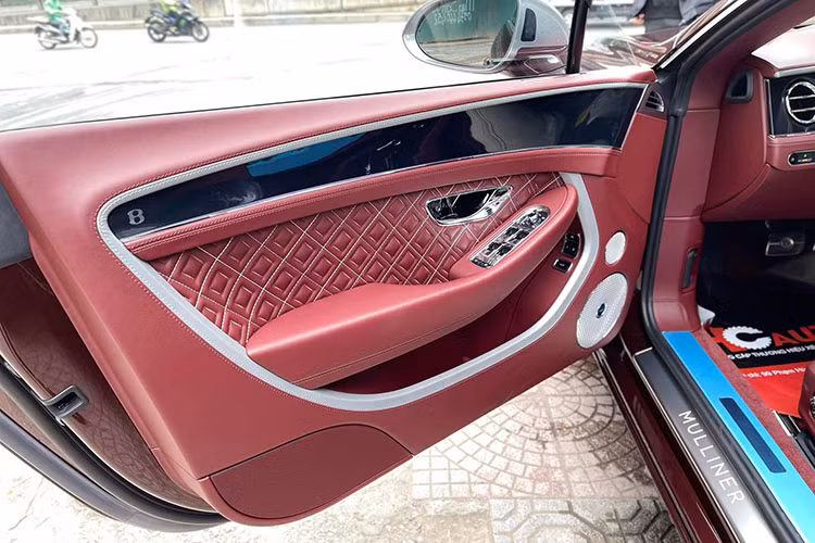 Giá xe Bentley Continental GT V8 Mulliner thế hệ mới tại Việt Nam được chào bán không dưới 20 tỷ đồng, nhưng nếu như chủ nhân bấm được các biển số đẹp, chẳng hạn như biển 20A-567.89, giá trị xe cũng sẽ tăng lên đáng kể. Và chiếc Bentley Continental GT V8 Mulliner biển sảnh rồng tại Thái Nguyên này cũng không ngoại lệ.