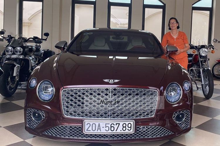 Số lượng dòng xe siêu sang Bentley Continental GT V8 thế hệ mới tại Việt Nam ước tính trên 20 xe với nhiều màu sắc cá tính khác nhau, có không ít chủ nhân còn lựa chọn chương trình cá nhân hóa của hãng để thể hiện phong cách riêng của mình. Trong số này, có một chiếc Bentley Continental GT V8 Mulliner màu đỏ đẹp mắt.