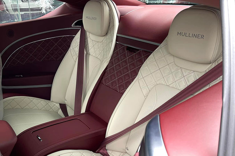 Sự khác biệt của chiếc Coupe siêu sang Bentley Continental GT V8 Mulliner thế hệ thứ 3 so với bản Bentley Continental GT W12 2021 nằm ở logo V8 bên hông xe và quan trọng hơn là Bentley Continental GT V8 thế hệ thứ 3 sở hữu ống xả kép rất cá tính và thể thao so với ống xả Oval của Bentley Continental GT W12.