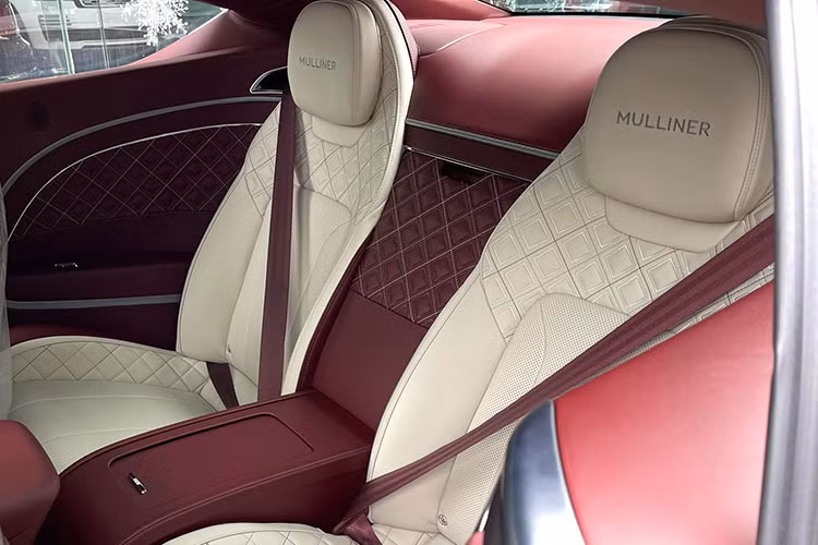 Sự khác biệt của chiếc Coupe siêu sang Bentley Continental GT V8 Mulliner thế hệ thứ 3 so với bản Bentley Continental GT W12 2021 nằm ở logo V8 bên hông xe và quan trọng hơn là Bentley Continental GT V8 thế hệ thứ 3 sở hữu ống xả kép rất cá tính và thể thao so với ống xả Oval của Bentley Continental GT W12.