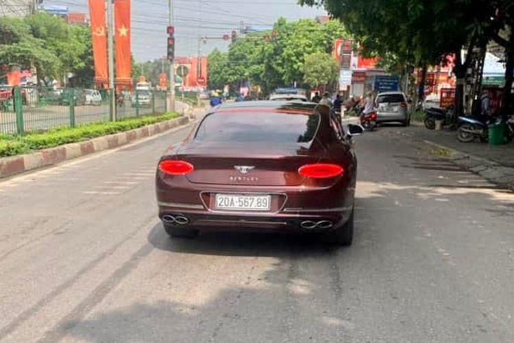 Sức mạnh của xe kết hợp cùng hộp số tự động 8 cấp, nhờ đó mà chiếc coupe siêu sang Bentley Continental GT V8 thế hệ mới mang biển sảnh rồng 56789 có thể đua nước rút từ vị trí xuất phát lên 100 km/h chỉ trong thời gian 4 giây trước khi đạt vận tốc tối đa 319 km/h.