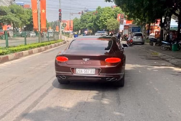 Sức mạnh của xe kết hợp cùng hộp số tự động 8 cấp, nhờ đó mà chiếc coupe siêu sang Bentley Continental GT V8 thế hệ mới mang biển sảnh rồng 56789 có thể đua nước rút từ vị trí xuất phát lên 100 km/h chỉ trong thời gian 4 giây trước khi đạt vận tốc tối đa 319 km/h.