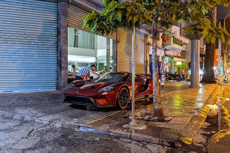 Chiếc siêu xe Ford GT đời mới đầu tiên về Việt Nam được nhập khẩu không chính hãng, đây là siêu xe thứ 2 được đơn vị nhập khẩu tư nhân ở quận 5, TP HCM mang về nước sau hơn 2 năm vắng bóng trên thị trường nhập siêu xe ở trong nước. Chiếc xe đầu tiên là Ferrari 488 Pista Spider, ngoài ra, ông chủ này còn nhập 1 chiếc xe siêu sang cực phẩm 
