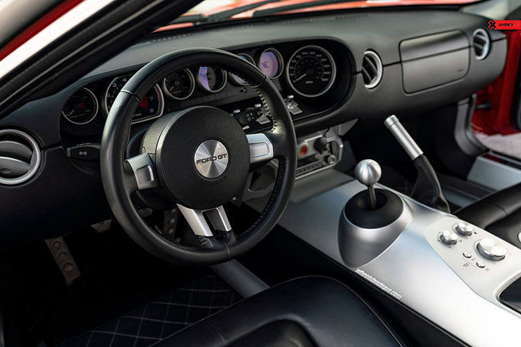 Chiếc siêu xe Ford GT đầu tiên về Việt Nam có màu sơn đỏ sẫm và được nhập khẩu không chính hãng. Đây là 1 trong những siêu xe đáng mong chờ về dải đất hình chữ S trong năm 2021 cùng nhiều chiếc xe hypercar đình đám khác.