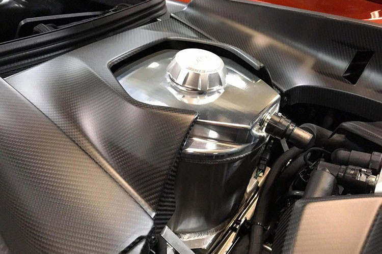 Ở ngoại hình, siêu xe Ford GT gây ấn tượng với thiết kế khoẻ khoắn, đèn pha LED cá tính và bộ cửa cánh bướm đẹp mắt nhưng lại tạo ra không gian hẹp cho người ngồi ra vào khoang lái. Phần đuôi siêu xe Ford GT phát triển giống các mẫu xe đua.