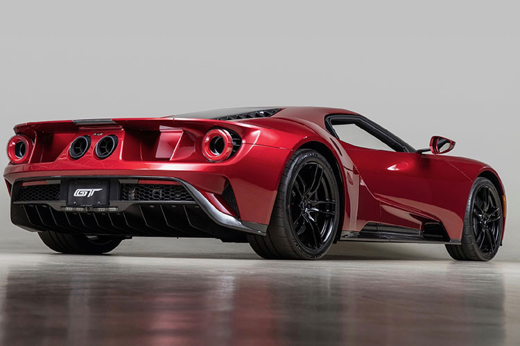 Cùng với Ferrari LaFerrari, Ford GT cũng là chiếc siêu xe kén chọn khách mua nhất trong thế kỷ 21 này. Đơn cử như việc muốn mua siêu xe này của Ford vào năm 2017 khách phải nghĩ đến việc đầu tiên là viết thư, sau đó là nộp cho ban lãnh đạo Ford duyệt trước rồi mới nghĩ đến việc chi ra số tiền trên 400.000 đô la để mua xe.