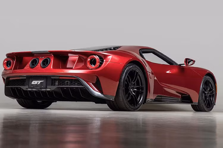 Cùng với Ferrari LaFerrari, Ford GT cũng là chiếc siêu xe kén chọn khách mua nhất trong thế kỷ 21 này. Đơn cử như việc muốn mua siêu xe này của Ford vào năm 2017 khách phải nghĩ đến việc đầu tiên là viết thư, sau đó là nộp cho ban lãnh đạo Ford duyệt trước rồi mới nghĩ đến việc chi ra số tiền trên 400.000 đô la để mua xe.