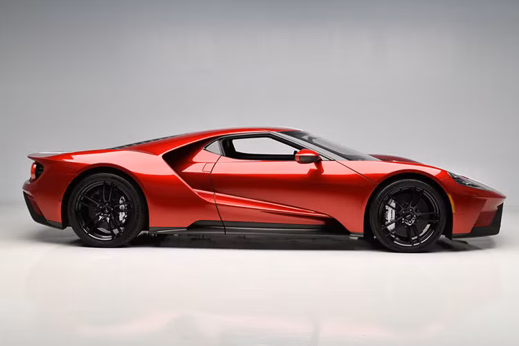 Giá xe Ford GT đời mới thuộc diện đã qua sử dụng có giá bán lại không dưới 1 triệu đô la ở nước ngoài, vì thế, việc 1 chiếc xe Ford GT thế hệ mới xuất hiện tại Việt Nam khiến không ít người choáng trước sự chịu chơi của nhà giàu Việt. Sự có mặt của Ford GT thế hệ mới cũng giúp cho bộ sưu tập xe của nhà giàu Việt thêm đa dạng về mẫu xe.