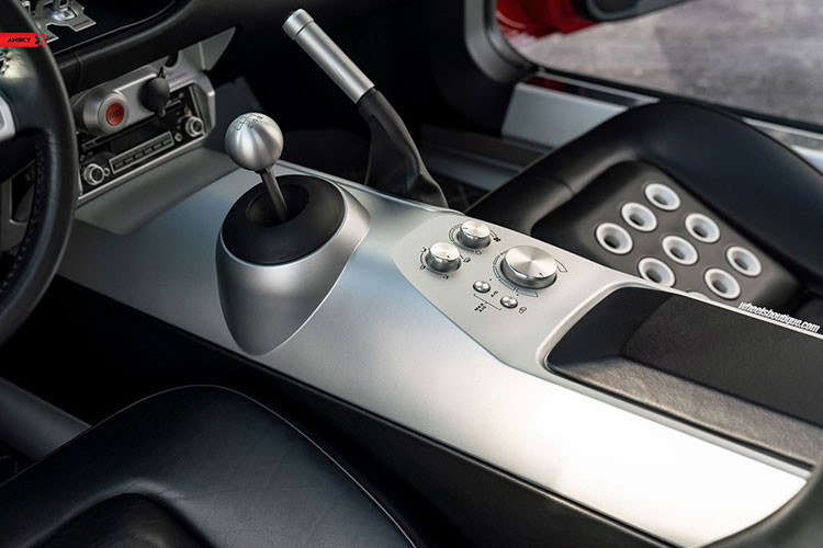 Siêu xe Ford GT thế hệ mới được trang bị khối động cơ EcoBoost được đánh giá là mạnh nhất của nhà Ford. "Trái tim" này là loại động cơ V6, dung tích 3.5 lít, tăng áp turbo, sản sinh công suất cực đại 600 mã lực. Xe đi kèm hộp số ly hợp kép 7 cấp.