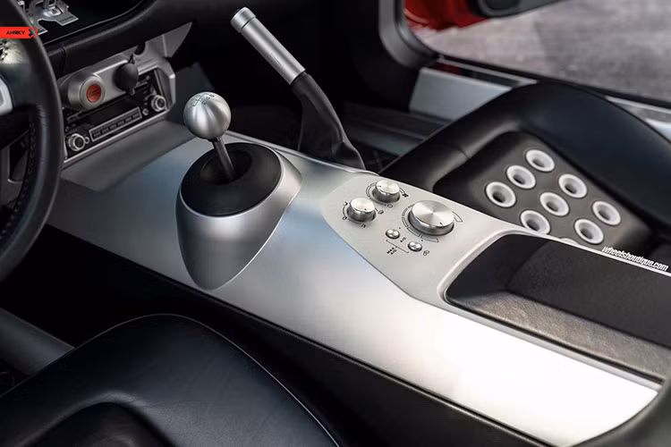 Siêu xe Ford GT thế hệ mới được trang bị khối động cơ EcoBoost được đánh giá là mạnh nhất của nhà Ford. "Trái tim" này là loại động cơ V6, dung tích 3.5 lít, tăng áp turbo, sản sinh công suất cực đại 600 mã lực. Xe đi kèm hộp số ly hợp kép 7 cấp.