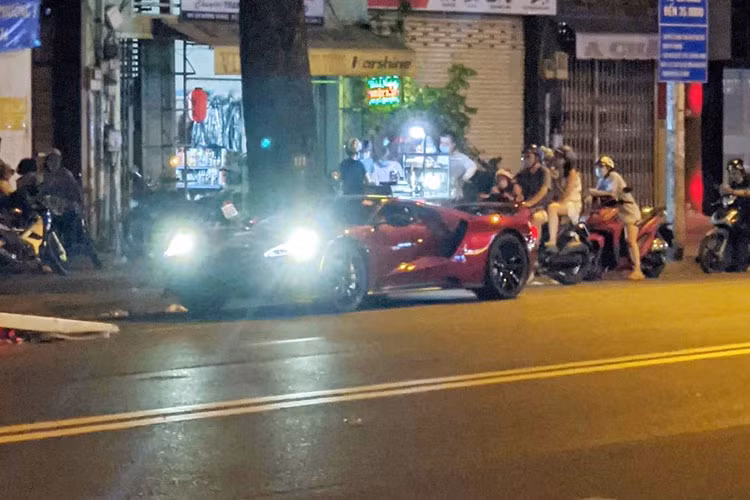 Mới đây, trên mạng xã hội lan truyền hình ảnh về chiếc siêu xe cực đắt và hiếm mua Ford GT thế hệ mới đã về đến dải đất hình chữ S khiến giới mê xe trong nước không khỏi vui mừng. Trước đó, đã có nhiều thông tin về việc mẫu siêu xe Ford GT về Việt Nam được lan truyền trên mạng.