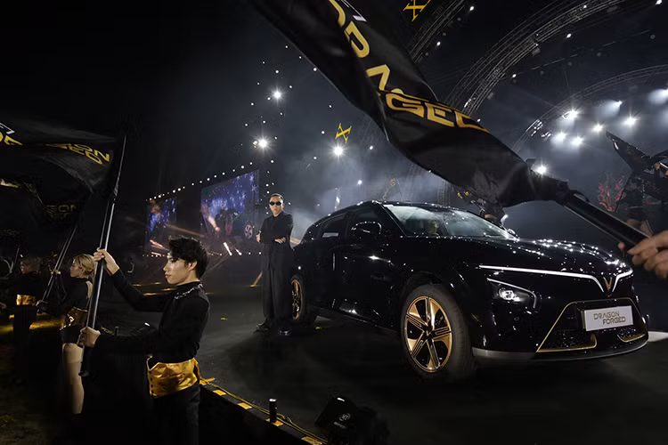 Sáng nay, ngày 1/1/2024, VinFast VF7 bản Hỏa Long Độc Bản đặc biệt chính thức được mở bán tại thị trường Việt Nam. Xe được phân phối với số lượng giới hạn 68 chiếc, đi cùng giá bán là 1.005.800.000 đồng (thuê pin) hoặc 1.205.800.000 đồng (mua xe kèm pin).