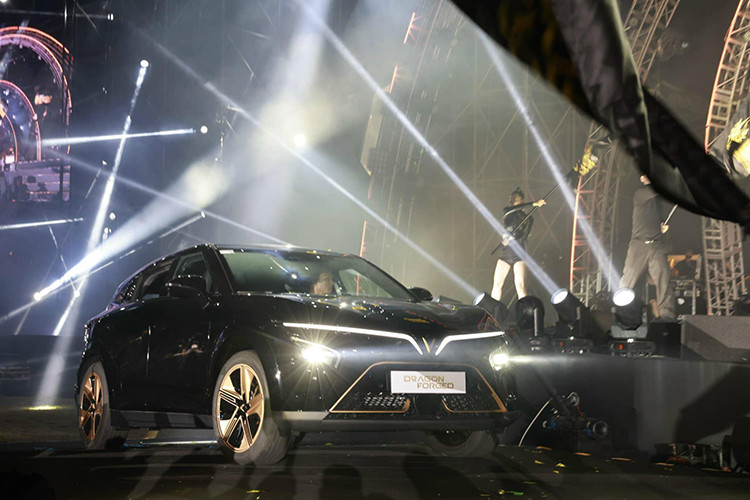 Theo thông tin mới nhất từ VinFast, chỉ sau 22 phút kể từ khi mở cổng đăng ký đặt hàng, toàn bộ 68 chiếc VF7 Hỏa Long Độc Bản cháy hàng. Điều này cho thấy sức hút mạnh mẽ của mẫu xe điện VF7 với người tiêu dùng Việt.