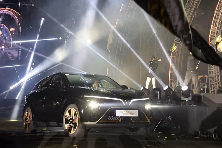 Theo thông tin mới nhất từ VinFast, chỉ sau 22 phút kể từ khi mở cổng đăng ký đặt hàng, toàn bộ 68 chiếc VF7 Hỏa Long Độc Bản cháy hàng. Điều này cho thấy sức hút mạnh mẽ của mẫu xe điện VF7 với người tiêu dùng Việt.