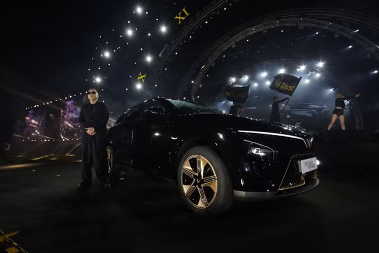 Xe mang màu sơn đen bóng với điểm nhấn là bộ la-zăng màu vàng đồng. Các chi tiết màu chrome bên ngoài như logo VinFast, huy hiệu VF7... cũng được phủ màu sơn vàng đồng.