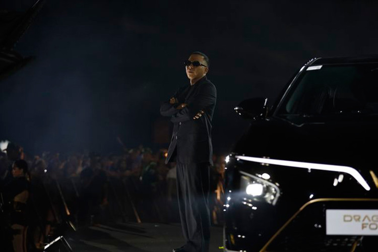 Sức mạnh động cơ của VF7 Hỏa Long tương tự bản Plus. Cụ thể, xe có cấu hình 2 mô-tơ điện, sản sinh tổng công suất 353,5 mã lực và mô-men xoắn cực đại 500 Nm, hệ dẫn động bốn bánh.