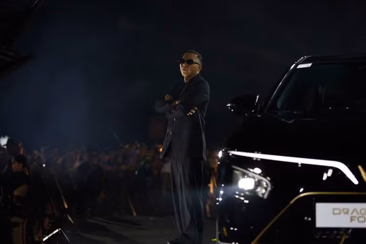 Sức mạnh động cơ của VF7 Hỏa Long tương tự bản Plus. Cụ thể, xe có cấu hình 2 mô-tơ điện, sản sinh tổng công suất 353,5 mã lực và mô-men xoắn cực đại 500 Nm, hệ dẫn động bốn bánh.