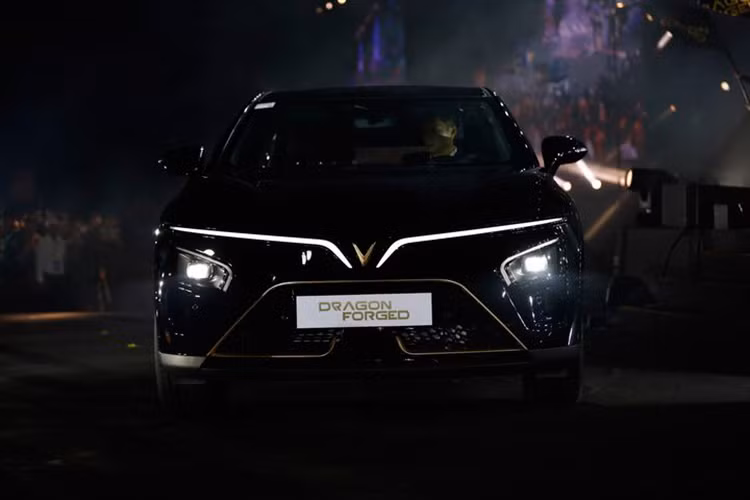 Với tốc độ nhanh đáng kinh ngạc, Vinfast VF7 Hỏa Long Độc Bản còn là một trong nhưng mẫu xe “sold out” nhanh nhất thị trường Việt Nam.