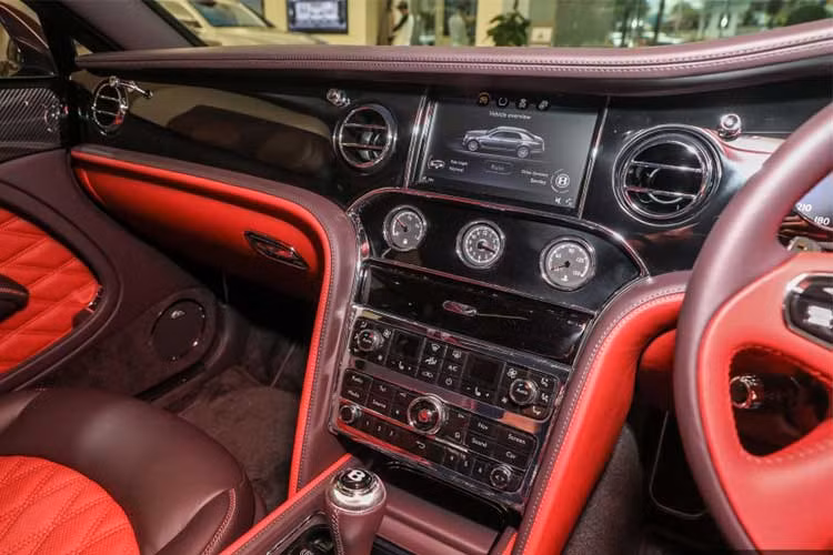 Bên cạnh đó, xe còn được trang bị bàn ăn cùng màn hình 10,4 inch chạy hệ điều hành Android. Các tính năng đáng chú ý khác của Mulsanne Speed là tủ lạnh với hai ly champagne bằng pha lê trị giá 58.000 ringgit (335 triệu đồng), thảm lông cừu, camera 360, cửa sổ trời toàn cảnh...