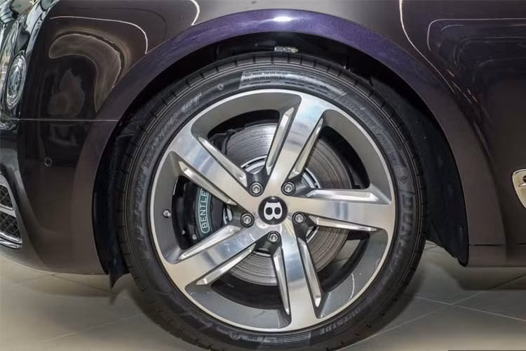 Hai bên sườn của chiếc xe siêu sang Bentley Mulsanne Speed nổi bật với nẹp kim loại sáng bóng bao quanh. Đi kèm là bộ la-zăng hợp kim 5 chấu có kích thước lên tới 21 inch thiết kế xoắn theo 2 chiều khác nhau.
