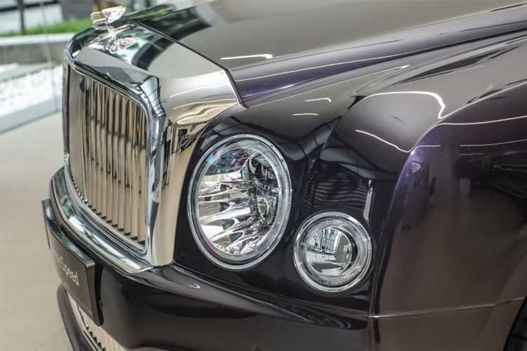 Trên phiên bản mới này, Mulsanne Speed được trang bị đèn pha full LED và ánh sáng có thể thay đổi theo tốc độ của xe. Ngoài ra, nó còn được trang bị định vị GPS để chiếu sáng tối ưu trong mọi điều kiện lái xe.