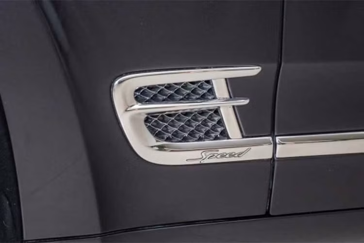 So với bản thường, xe có sự khác biệt ở 2 hốc gió bên hông và logo Speed. Lưới tản nhiệt bên dưới của Bentley Mulsanne Speed cũng có thiết kế dạng thanh dọc mạ crôm và bên sườn xe có hốc gió hình chữ B mạ crom sáng.