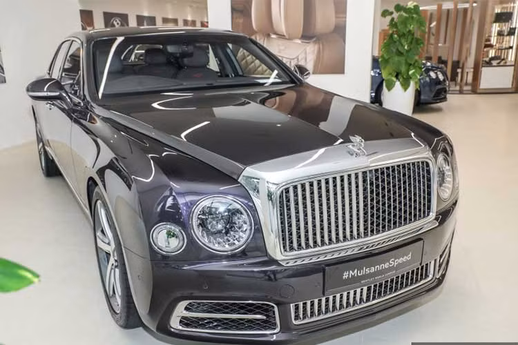 Mẫu siêu xe sang Bentley Mulsanne Speed 2018 mới vừa chính thức ra mắt tại thị trường Đông Nam Á, cụ thể là Malaysia với mức giá lên đến 3,4 triệu ringgit (đã bao gồm thuế, tương đương khoảng 19 tỷ đồng).