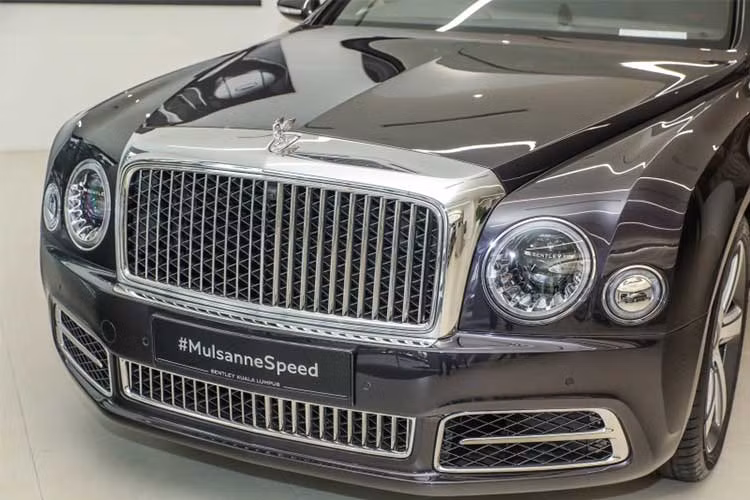 Chiếc siêu xe sang thể thao nhà Bentley khá dài với chiều dài 5.575 mm, chiều rộng 1.926 mm, cao 1.521 mm, chiều dài cơ sở 3.266 mm.