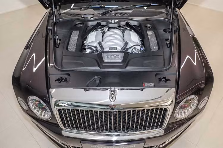 Cỗ máy này đẩy chiếc xe nặng 2.685 kg từ trạng thái đứng yên lên 100 km/h chỉ trong 4,9 giây, trước khi đạt tốc độ tối đa 305 km/h. Bentley Mulsanne tiêu hao 15 lít nhiên liệu/100 km trên đoạn đường hỗn hợp, mức khí thải đo được là 342 g CO2/km. Trang bị bình xăng dung tích 96 lít.