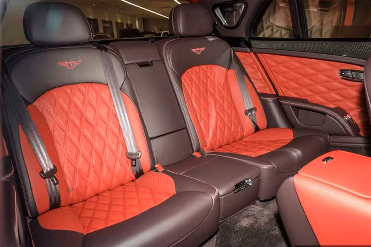 Xe được trang bị một loại động cơ V8 tăng áp kép, dung tích 6,75 lít. Với phiên bản Speed, động cơ sản sinh công suất cực đại 530 mã lực tại 4.000 vòng/phút, đạt mô-men xoắn cực đại 1.100 Nm tại vòng tua máy cực kỳ thấp (1.700 vòng/phút), cao hơn 25 mã lực và 80 Nm so với bản tiêu chuẩn.