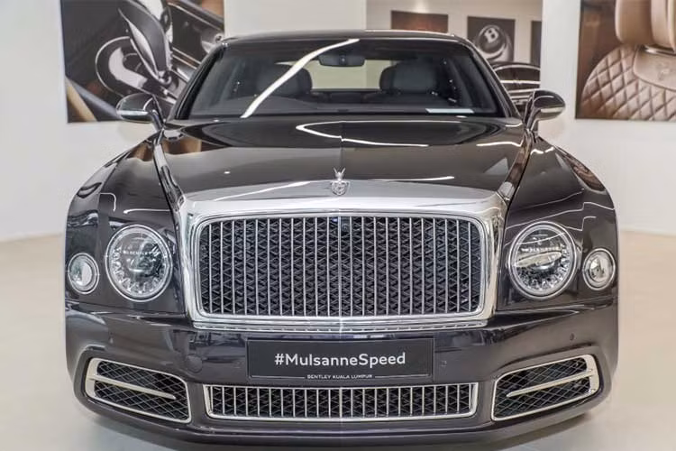 Theo hãng siêu xe sang Bentley cho biết, khối động cơ V8 đã được phát triển hoàn thiện cùng các công nghệ tiên tiến như ngắt xy-lanh khi không cần thiết. Mỗi động cơ được lắp ráp thủ công bởi một người thợ. Xe trang bị hộp số tự động 8 cấp ZF (được hiệu chỉnh để sang số nhanh hơn), hệ thống dẫn động cầu sau, ống xả và hệ thống treo thể thao.