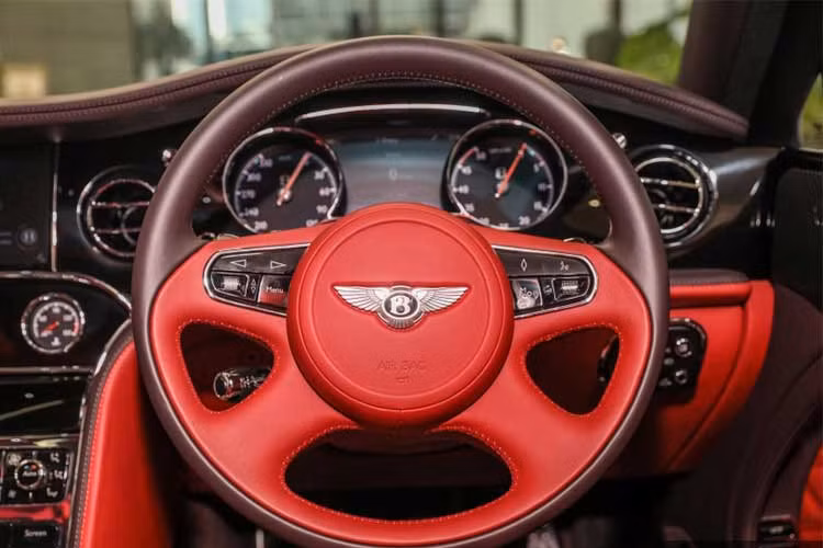 Xe được trang bị gói giải trí lên đến 27.000 USD bao gồm Bentley Theatre. Đây là hệ thống âm thanh Naim tuyệt vời, hơn cả hệ thống âm thanh trên chiếc Bentayga có công suất 2.200W với bộ xử lý tín hiệu số, 20 loa hiệu suất cao. Các kỹ sư của Bentley Electrical Engineering đã mất 400 giờ làm việc để tinh chỉnh hệ thống âm thanh này.