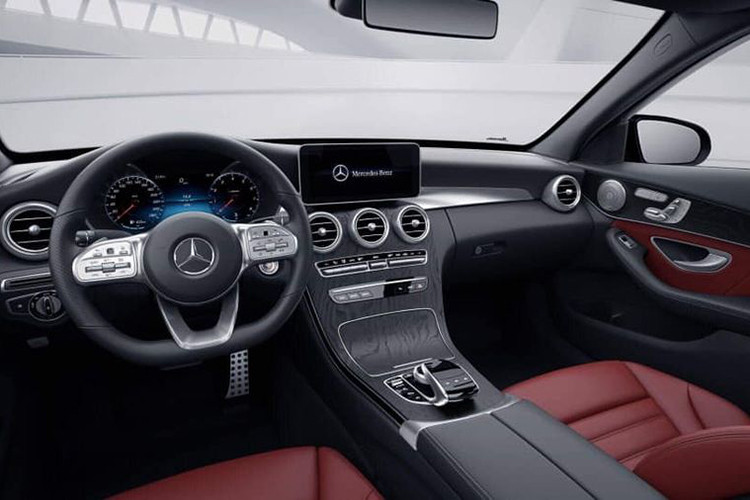 Bên trong khoang cabin của C-Class 2019 vẫn là phong cách thiết kế thanh lịch như phiên bản cũ. Điểm mới ở nội thất có thể kể tới vô lăng được cải tiến từ thiết kế cho tới các phím cảm ứng thay vì phím cơ như trước và theo chia sẻ của hãng dần dần các mẫu xe Mercedes sắp tới sẽ được sử dụng hết bằng kiểu vô lăng mới này.
