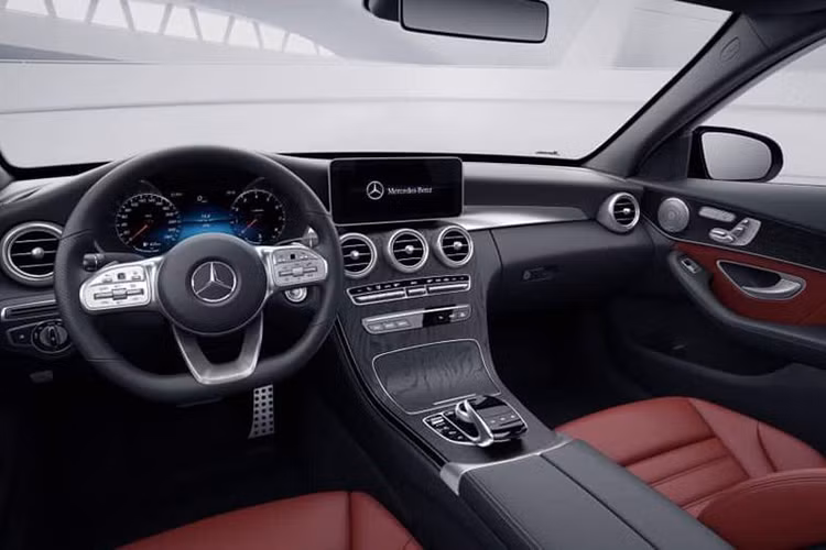 Bên trong khoang cabin của C-Class 2019 vẫn là phong cách thiết kế thanh lịch như phiên bản cũ. Điểm mới ở nội thất có thể kể tới vô lăng được cải tiến từ thiết kế cho tới các phím cảm ứng thay vì phím cơ như trước và theo chia sẻ của hãng dần dần các mẫu xe Mercedes sắp tới sẽ được sử dụng hết bằng kiểu vô lăng mới này.
