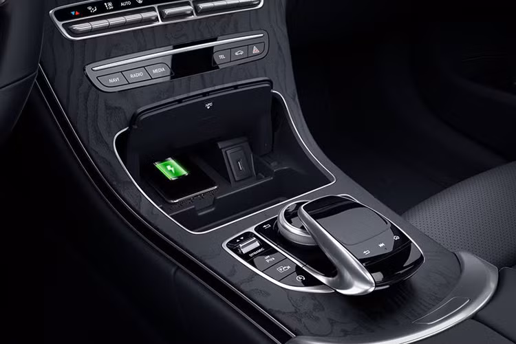 Ngoài ra, còn có phiên bản Mercedes-Benz C300 AMG cao cấp hơn được hãng xe sang Đức trang bị khối động cơ 2.0 lít, cho công suất 255 mã lực và mô-men xoắn 370Nm. Trang bị tiêu chuẩn là hộp số tự động 9 cấp.