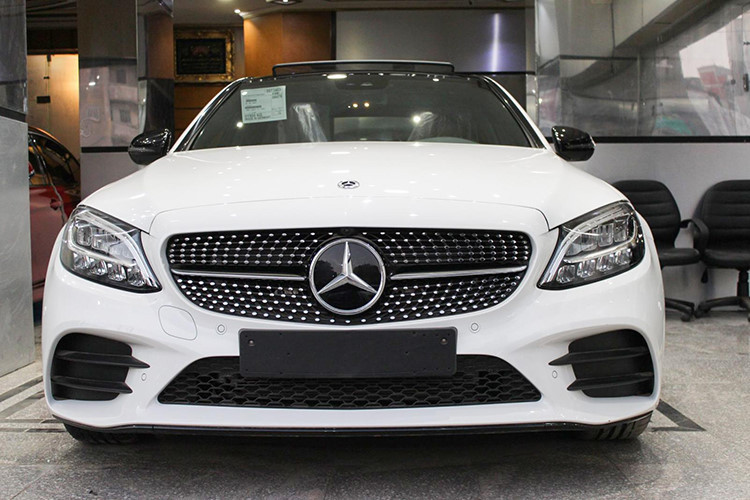 Hiện các thông số kỹ thuật chính thức của Mercedes-Benz C-Class 2019 vẫn chưa được hé lộ. Tuy nhiên, vì là phiên bản nâng cấp giữa vòng đời nên mẫu sedan hạng sang cỡ nhỏ này dự kiến không có quá nhiều thay đổi. Về thân vỏ hay form thiết kế, C-Class 2019 vẫn được giữ nguyên so với phiên bản trước.