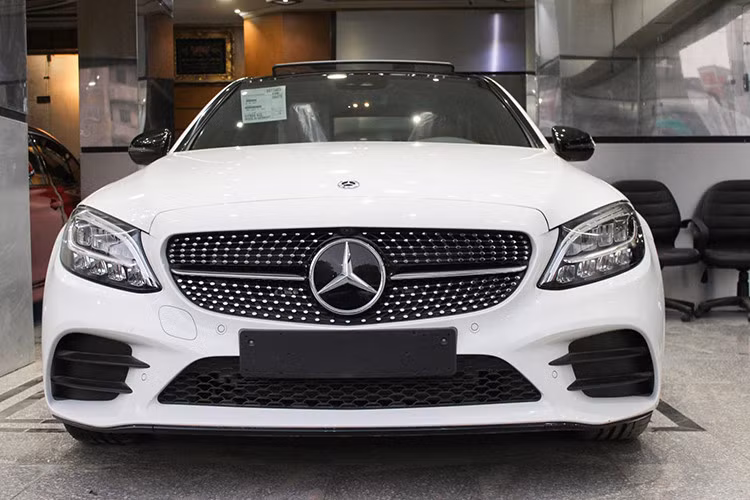 Hiện các thông số kỹ thuật chính thức của Mercedes-Benz C-Class 2019 vẫn chưa được hé lộ. Tuy nhiên, vì là phiên bản nâng cấp giữa vòng đời nên mẫu sedan hạng sang cỡ nhỏ này dự kiến không có quá nhiều thay đổi. Về thân vỏ hay form thiết kế, C-Class 2019 vẫn được giữ nguyên so với phiên bản trước.