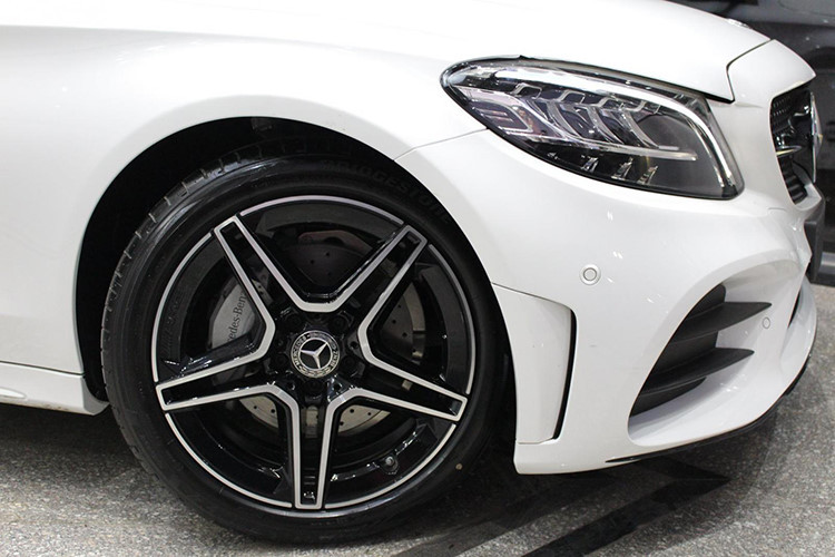 Bên cạnh đó, lưới tản nhiệt cùng một số chi tiết cũng được tinh chỉnh lại, mang phong cách hiện đại và trẻ trung hơn. Ngoài ra, bộ mâm la-zăng 5 chấu kép mới với 2 màu tương phản tạo hình thanh thanh thoát, mới mẻ.