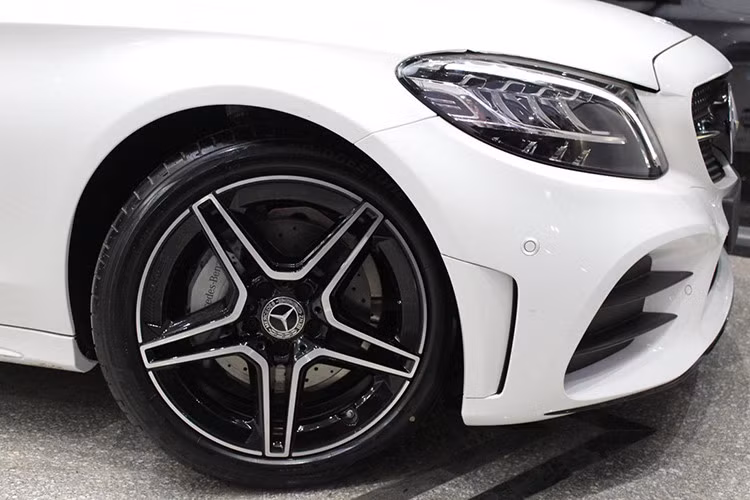 Bên cạnh đó, lưới tản nhiệt cùng một số chi tiết cũng được tinh chỉnh lại, mang phong cách hiện đại và trẻ trung hơn. Ngoài ra, bộ mâm la-zăng 5 chấu kép mới với 2 màu tương phản tạo hình thanh thanh thoát, mới mẻ.