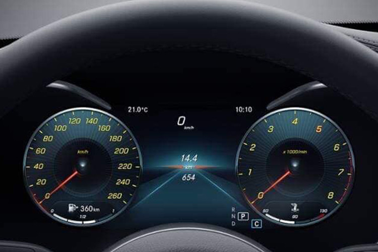 Về truyền động, dựa vào mã xe xuất hiện trên trang thông tin phương tiện của Cục Đăng kiểm Việt Nam, Mercedes-Benz C-Class 2019 đã có sự thay đổi về truyền động. Cụ thể, các bản C200 sẽ dùng động cơ tăng áp 1,5 lít sản sinh 181 mã lực và mô-men xoắn 280Nm.