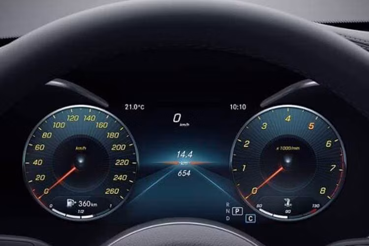 Về truyền động, dựa vào mã xe xuất hiện trên trang thông tin phương tiện của Cục Đăng kiểm Việt Nam, Mercedes-Benz C-Class 2019 đã có sự thay đổi về truyền động. Cụ thể, các bản C200 sẽ dùng động cơ tăng áp 1,5 lít sản sinh 181 mã lực và mô-men xoắn 280Nm.